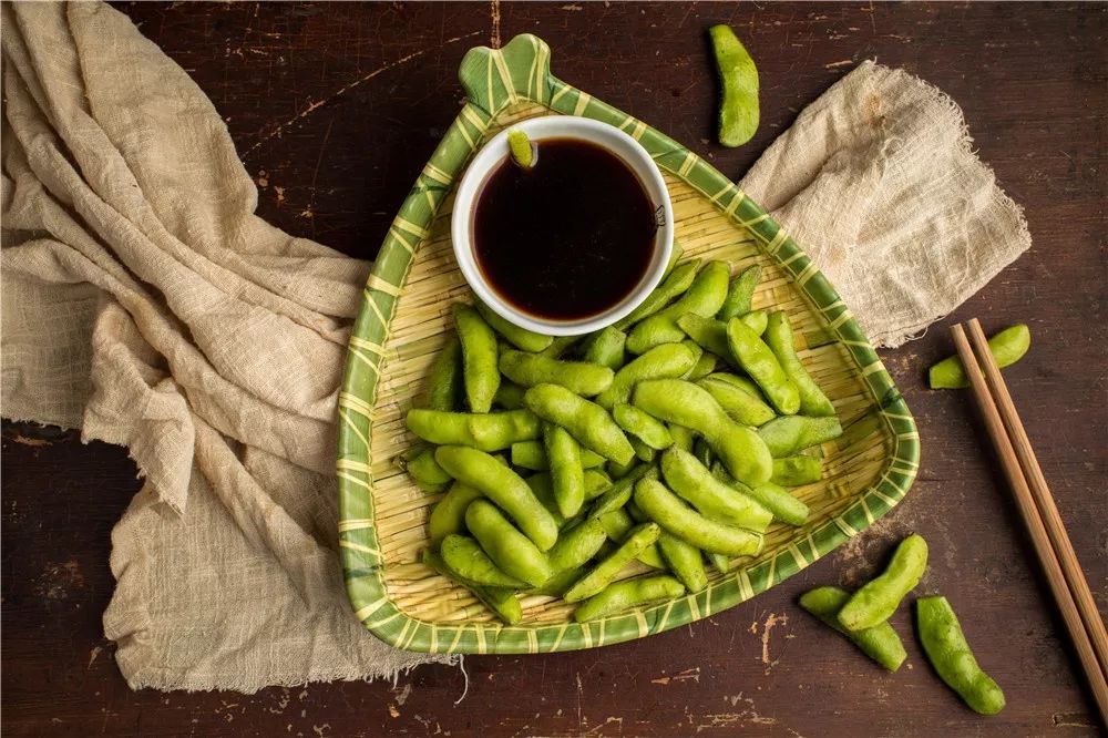 刚摘下的新鲜毛豆犹如情窦初开一般冰爽清香的口感,配上芥末蘸酱芥末