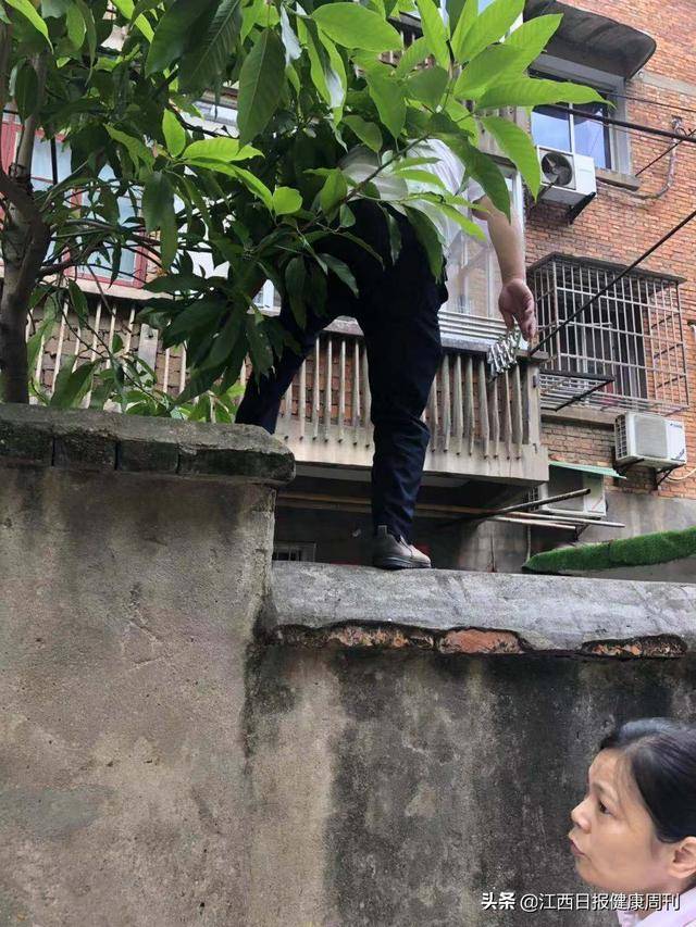 南昌120司机翻围墙救病人