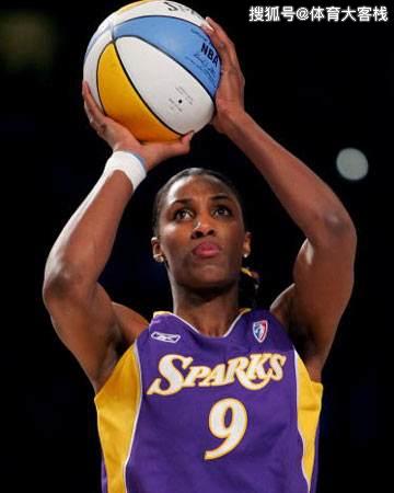 在国际舞台上,莱斯利率领美国女篮自1996年亚特兰大奥运会至2008年