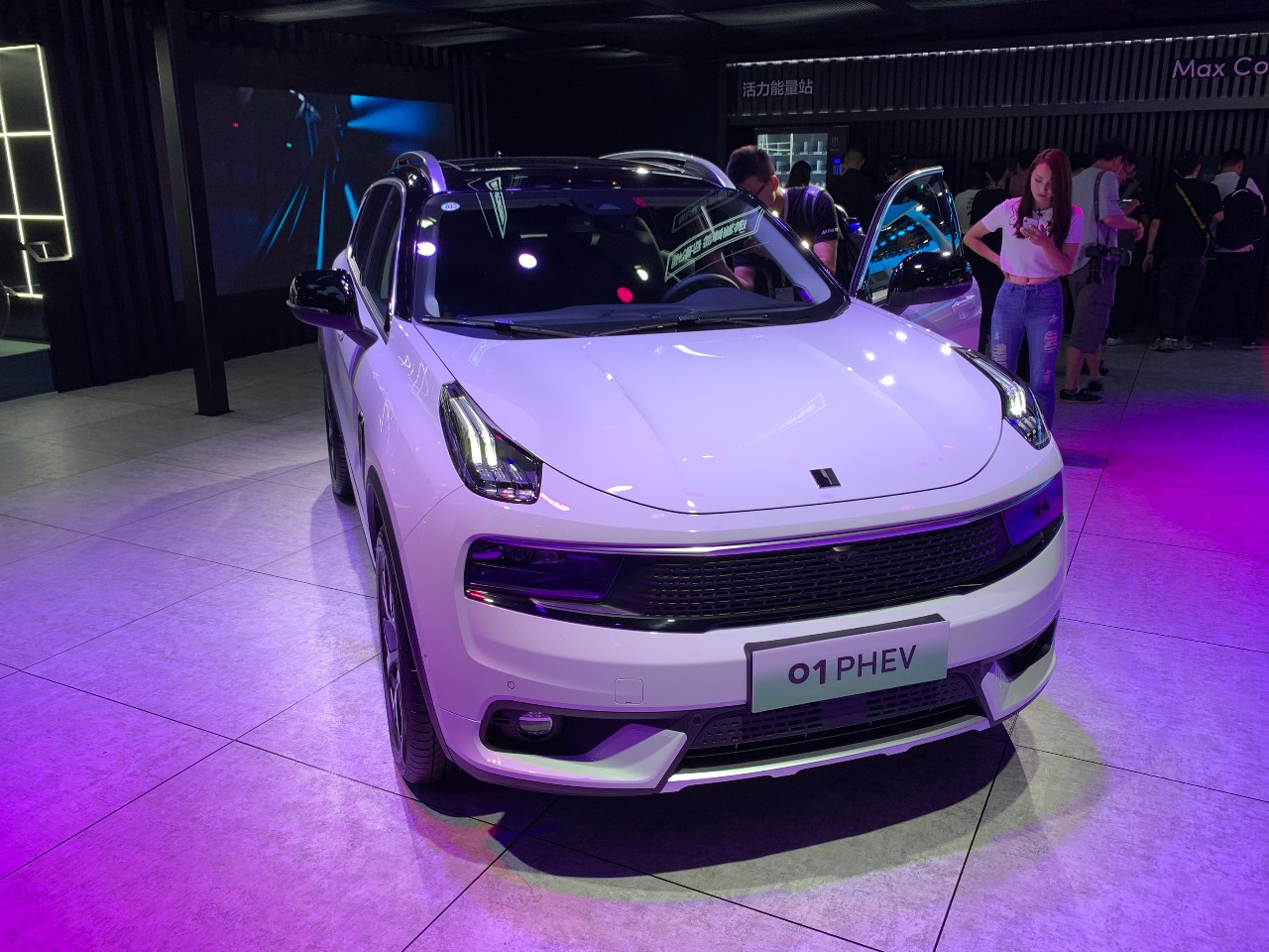 领克01 phev在此次成都车展中,领克phev家族车型纷纷上市.