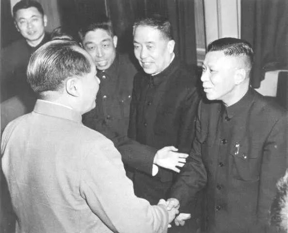 1954年,何贤被选为全国政协委员,并受到开国领袖的接见.