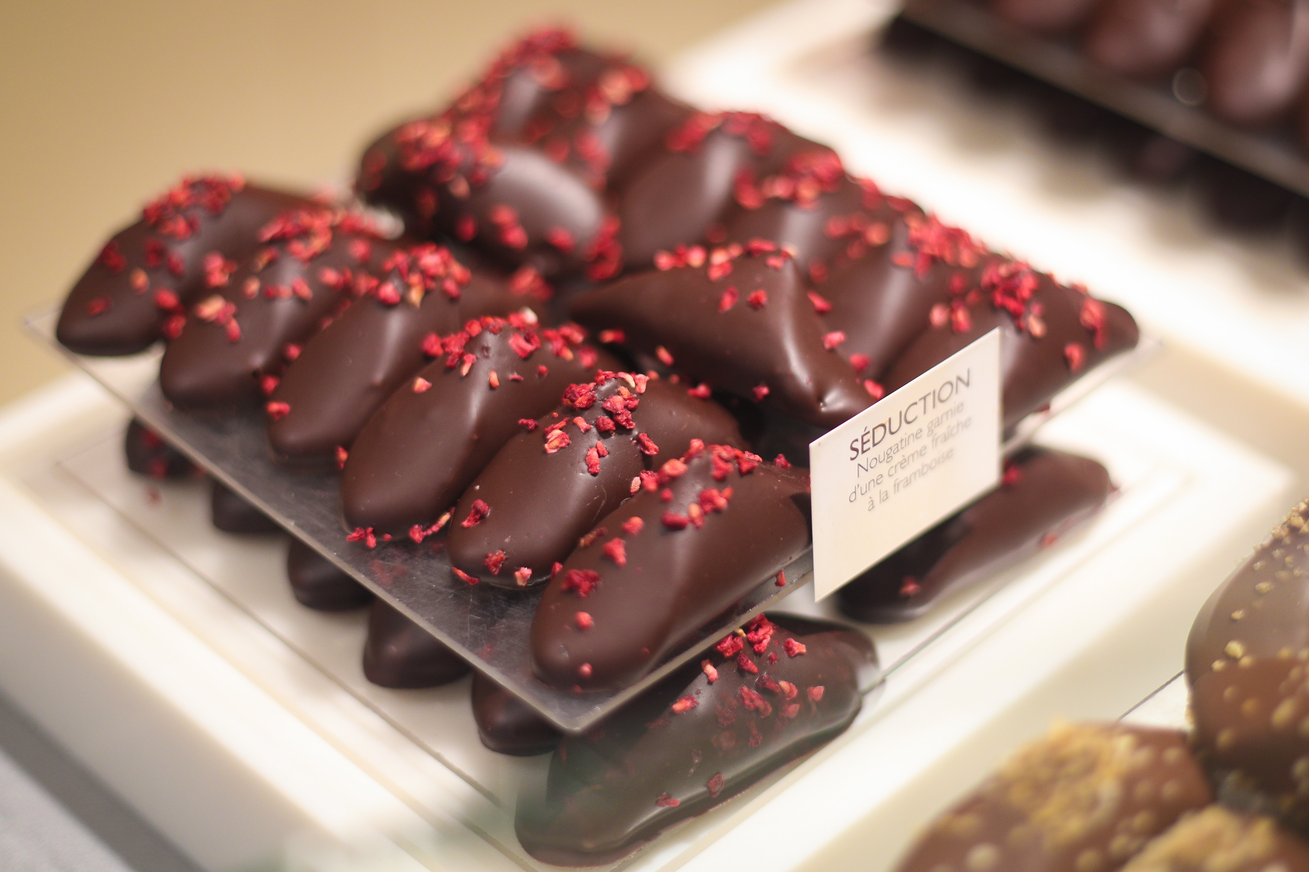 这是9月6日在比利时布鲁塞尔一家巧克力店拍摄的巧克力甜品
