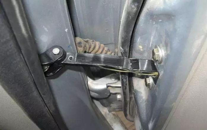 另外,把车门和车身连接在一起的有两种零件,一个叫铰链,一个叫限位器.