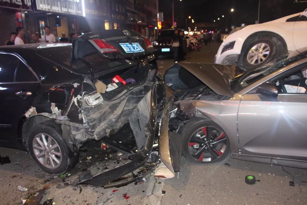 驾驶员邓某酒后驾驶机动车是造成此次事故的原因由于邓某事故后弃车