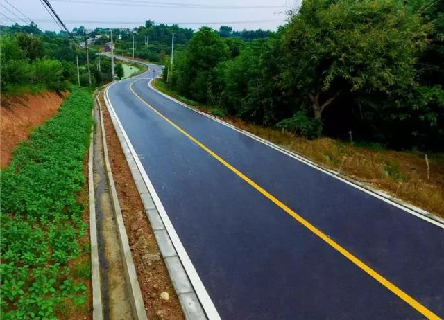 壮丽70年 | 路通心畅!这里的郊区公路跑起来太巴适