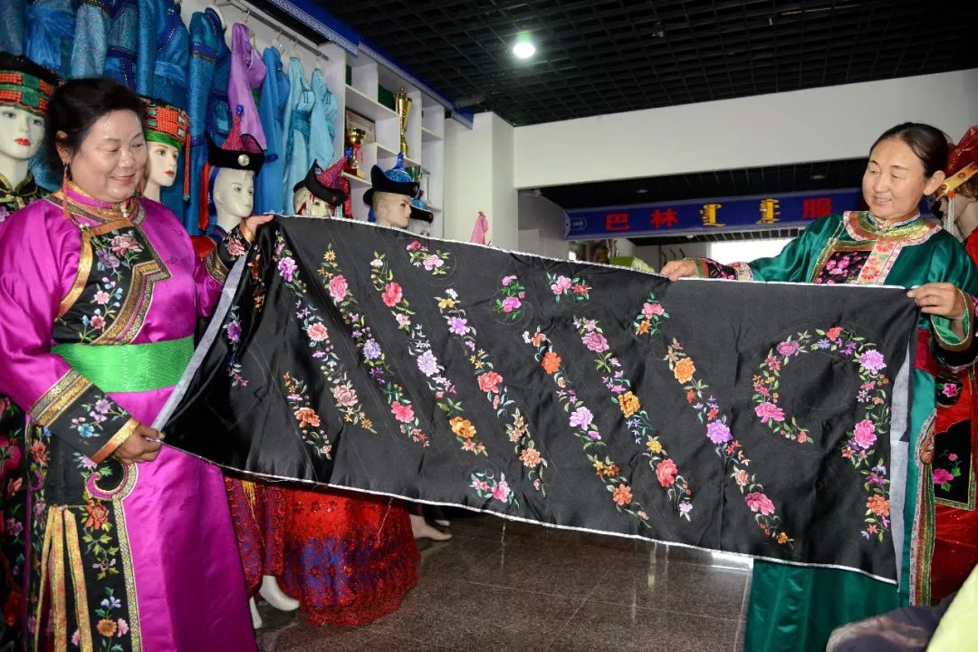 人物巴林蒙古服饰传承人