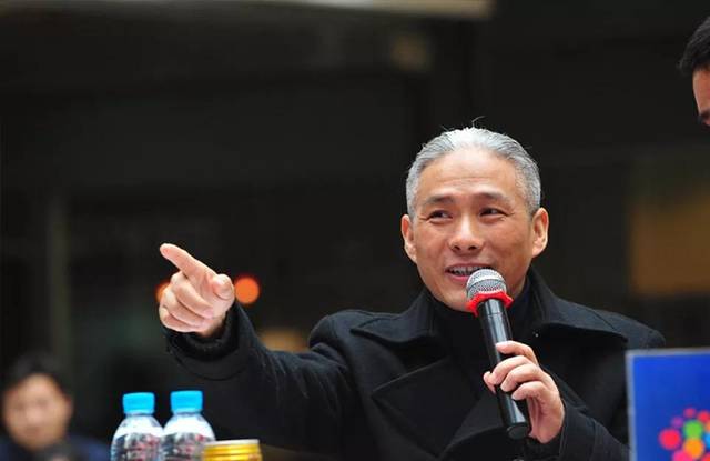 他曾是春晚成名的富豪,破产后一夜白头,如今卖包子东山再起_高逸峰