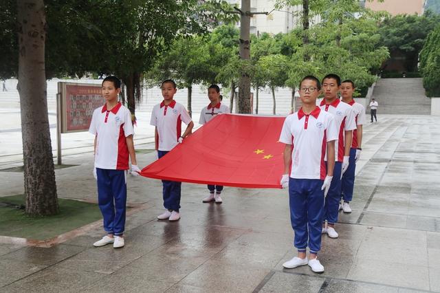 西山学子们穿着整齐的校服,笔直站立,单手敬礼,饱含深情地注视着冉冉