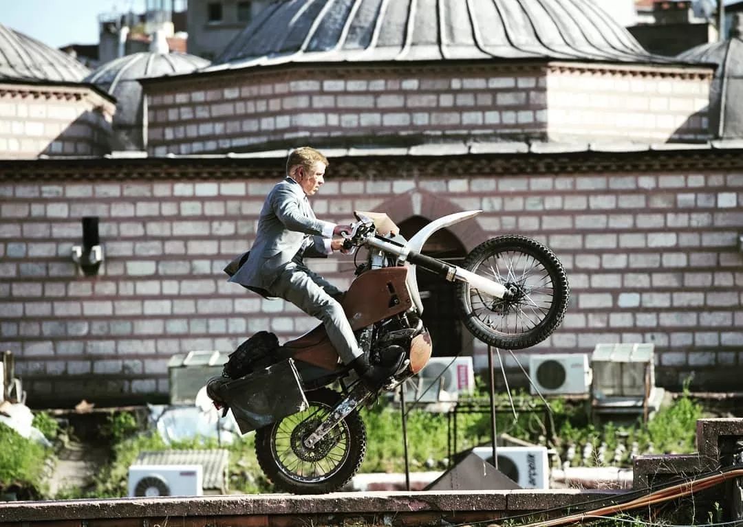 这个男人是怎么成为007身边不可替代的人?_罗比麦迪逊