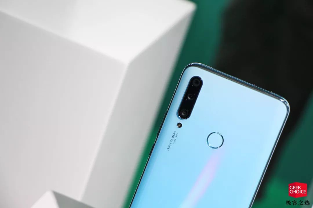 华为畅享10plus现场图赏采用升降摄像头提供多种配色可选