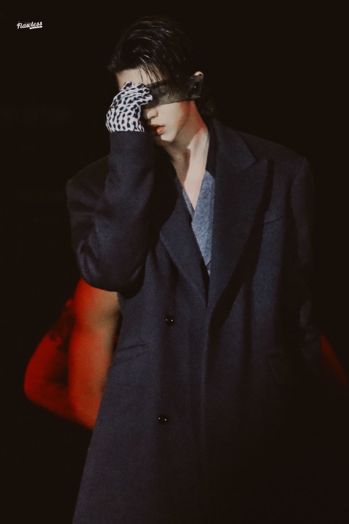 黑纱蒙眼惊艳四座蔡徐坤gq盛典带来蒙着眼绝美舞台