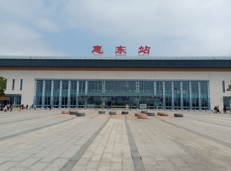 惠东站下即可,全程票价106元,时长1小时21分钟深圳北站——坪山站