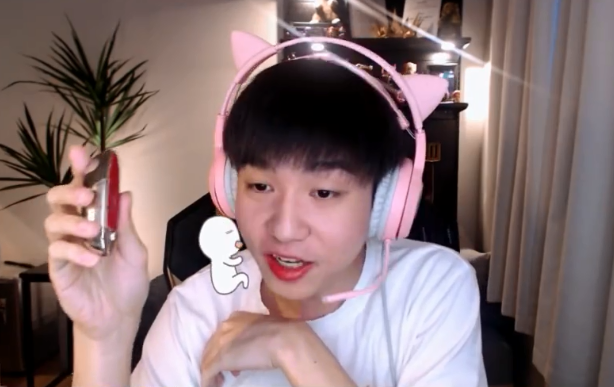 严君泽直播涂口红看到价格后粉丝酸了这一口就几百