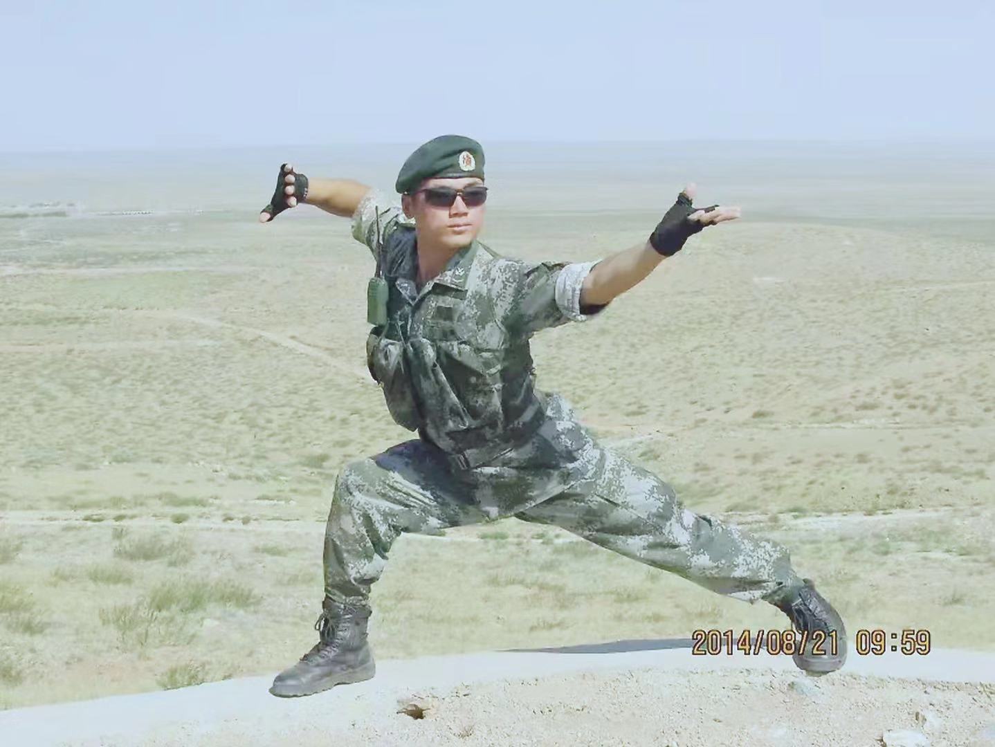 2009年12月入伍,自幼酷爱武术,怀揣电影武侠梦进入河北易县66184部队