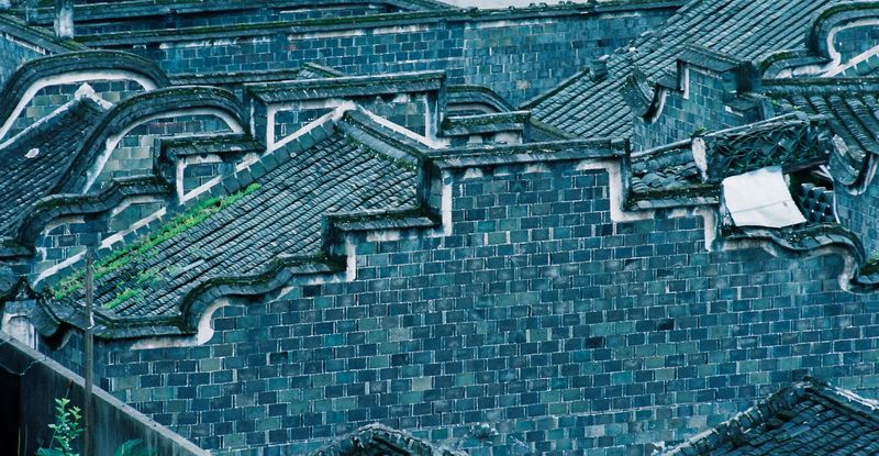 岭下村,有着成片的古建筑,老民居,或土墙黑瓦,朴实无华,或青墙黛瓦