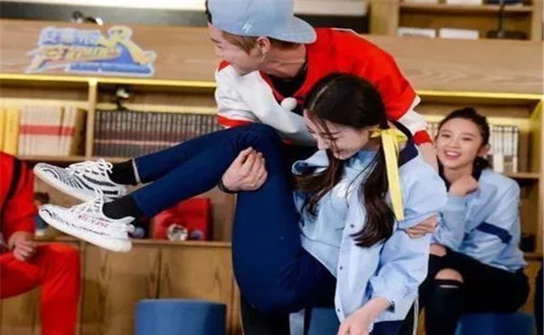 女星被"公主抱"瞬间:李沁害羞,热巴暴露真实体重