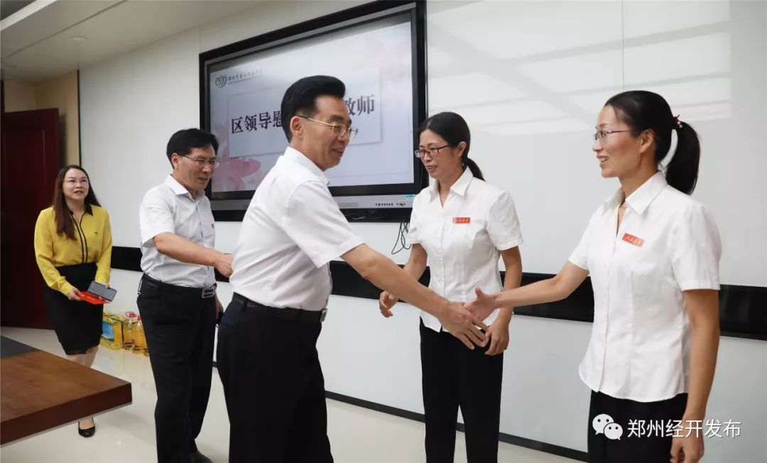 教师节前夕李国立带队到学校慰问一线困难教职工