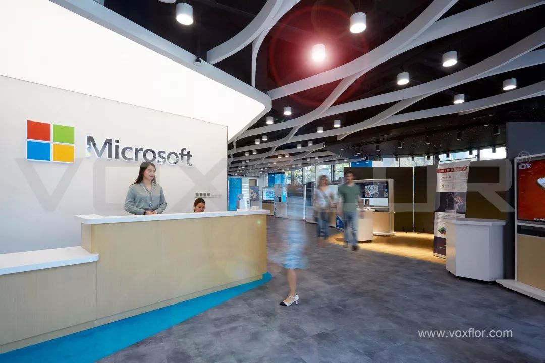 蓝色是微软最经典的颜色 代表了windows并且设计为前台展厅的装点色