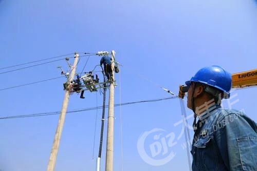 施工現場,電力工人高空作業