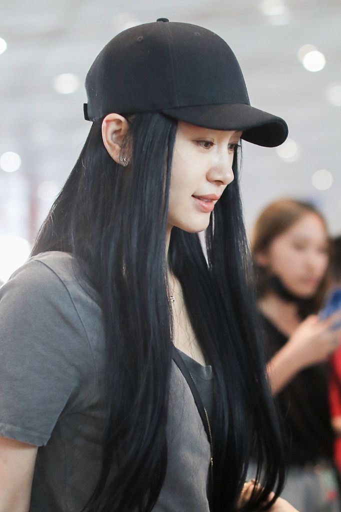 王子文罕见长发造型显女人味 坐长椅热聊笑容灿烂
