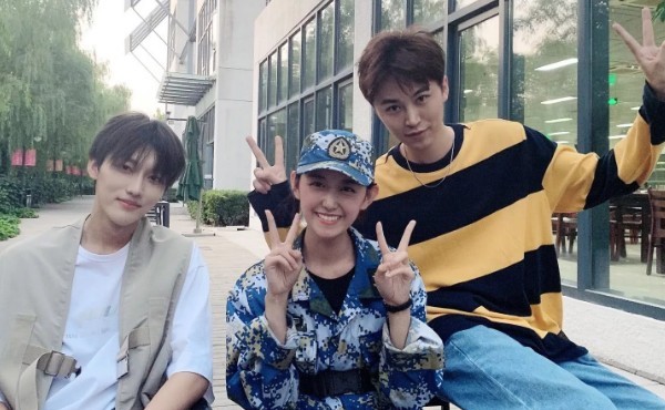 原创蒋依依军训素颜照曝光颜值超能打成为学生群中最亮的那颗星