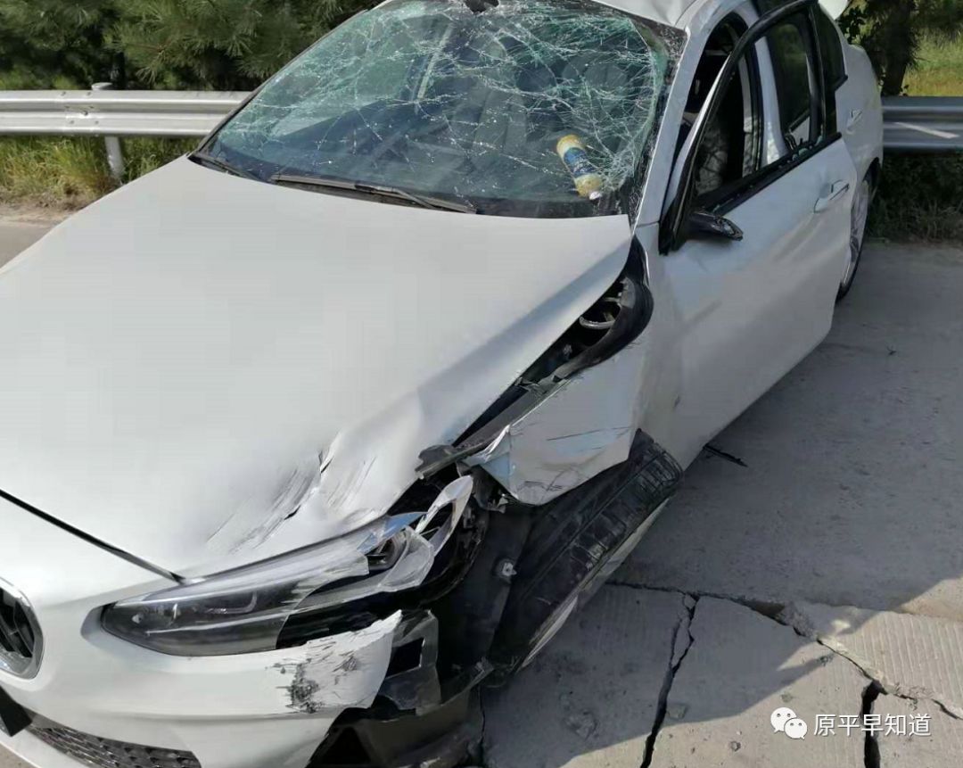 原平东社出的交通事故,崭新的宝马车撞成这样