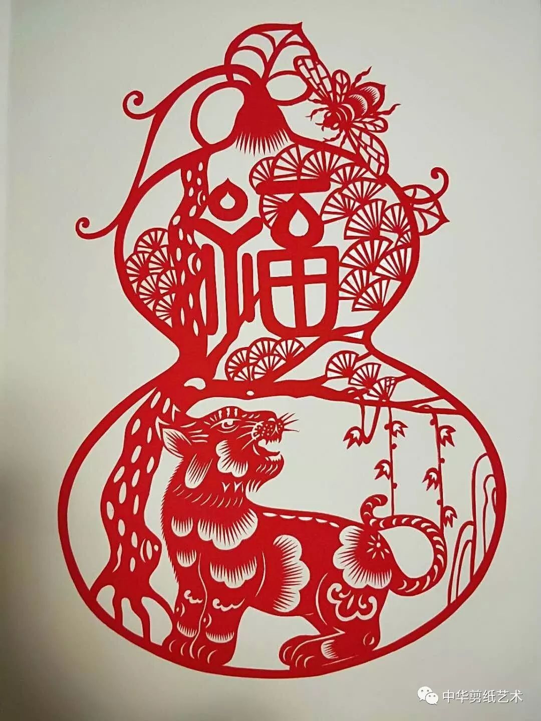 1973年9月出生,受姨王培兰(威海市剪纸代表性传承人)影响喜爱书画和