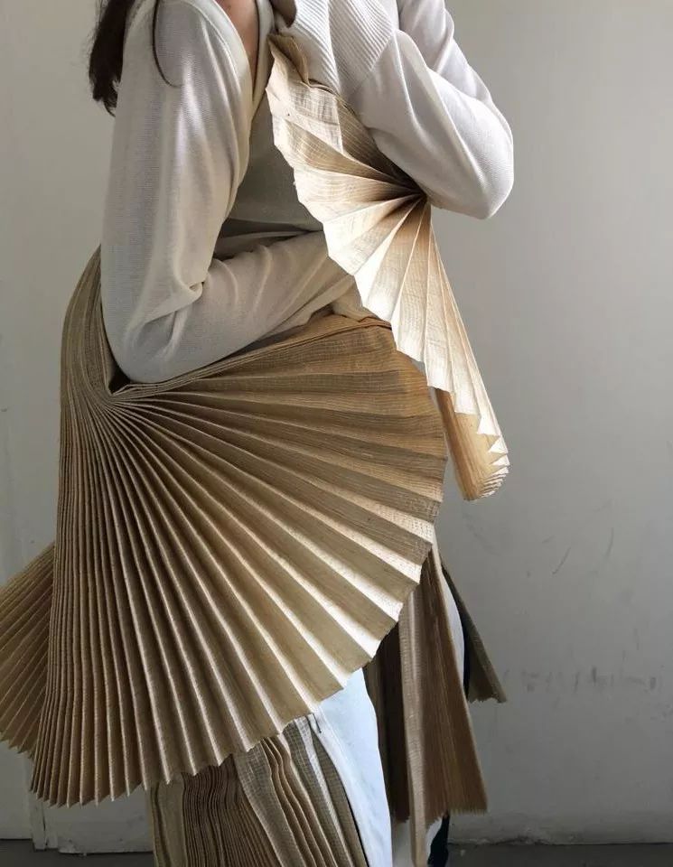 纸质褶皱202021秋冬女装面料趋势