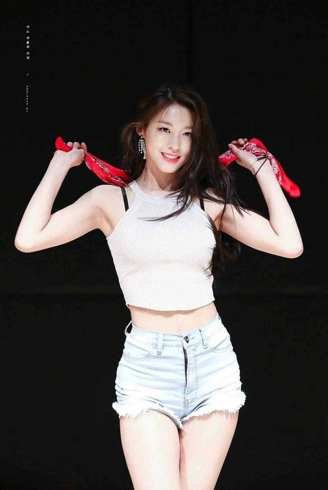 95后金雪炫穿超短牛仔裤秀美腿 回头一笑令人难忘