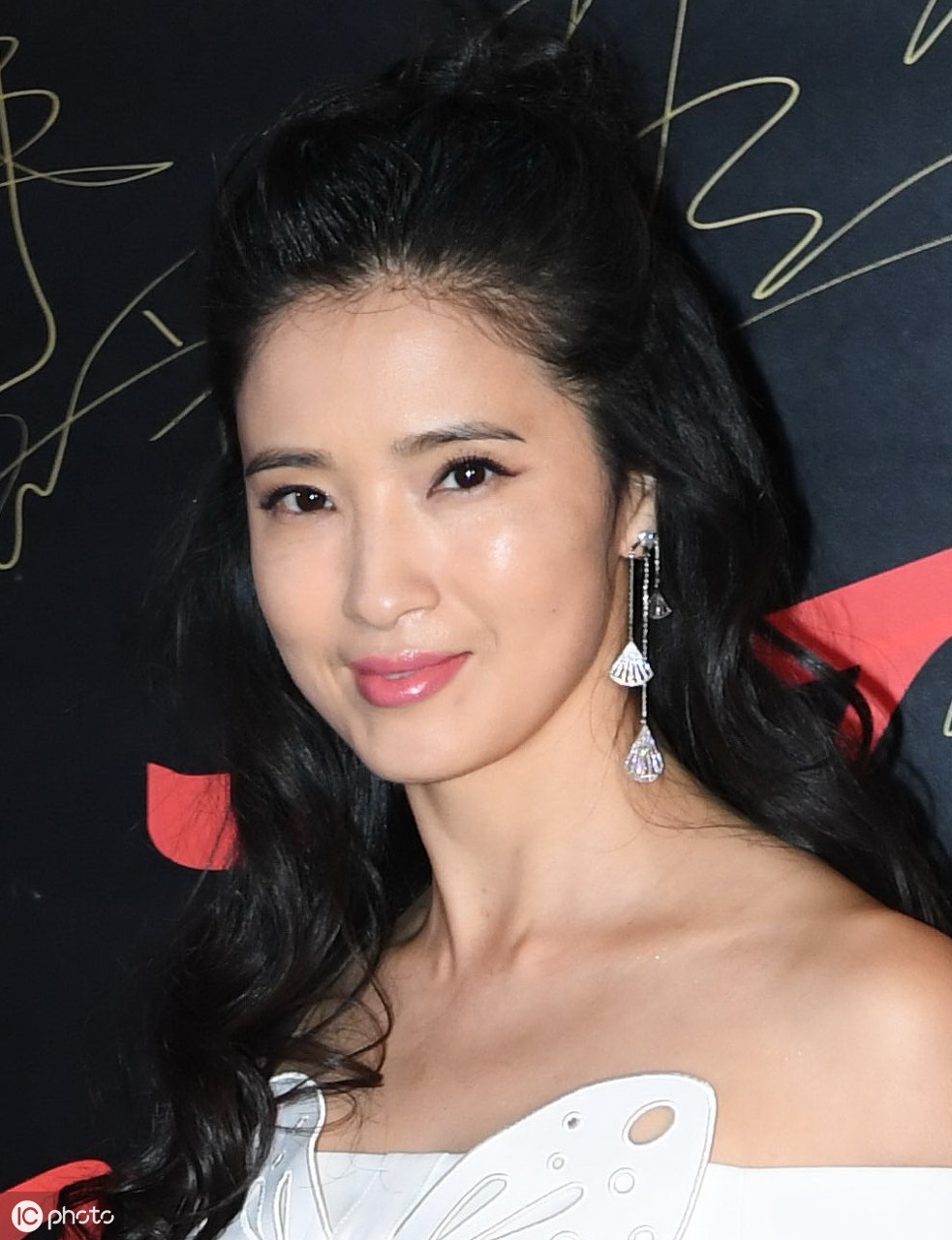 美人龚蓓苾,丸子头白裙亮相,手拿"红玫瑰"好增色