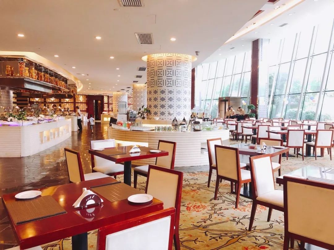 西餐厅礼遇五人同行 一人免单一人用餐88元/人五人用餐按四人算均70.