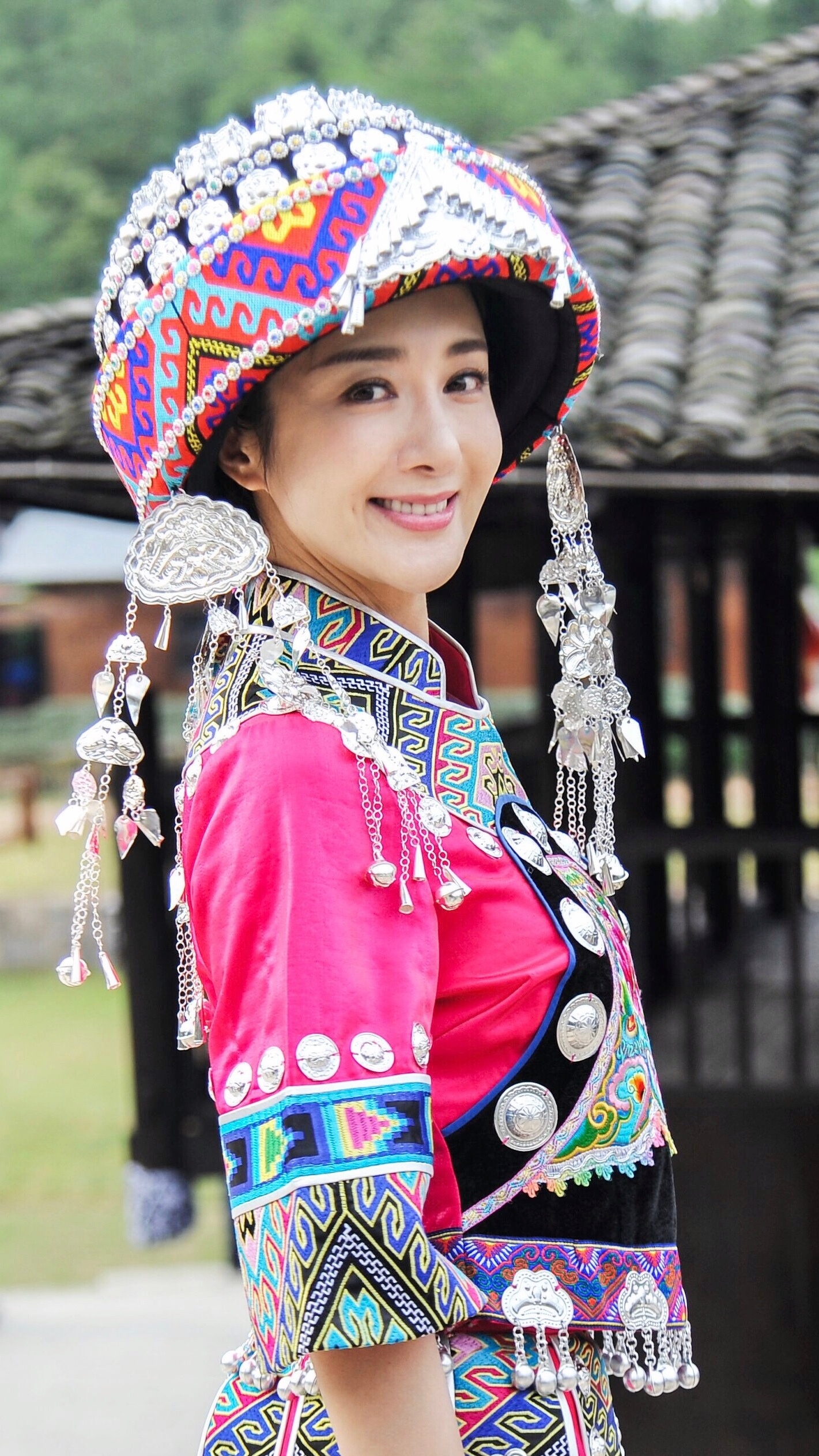 李依晓精美壁纸谁知道这种服饰是哪个民族的