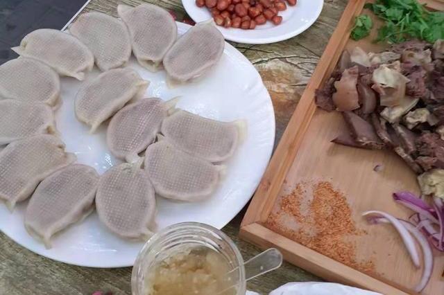 我叫他找饭店,同学推荐我去了一家马肉馆儿饺子店.