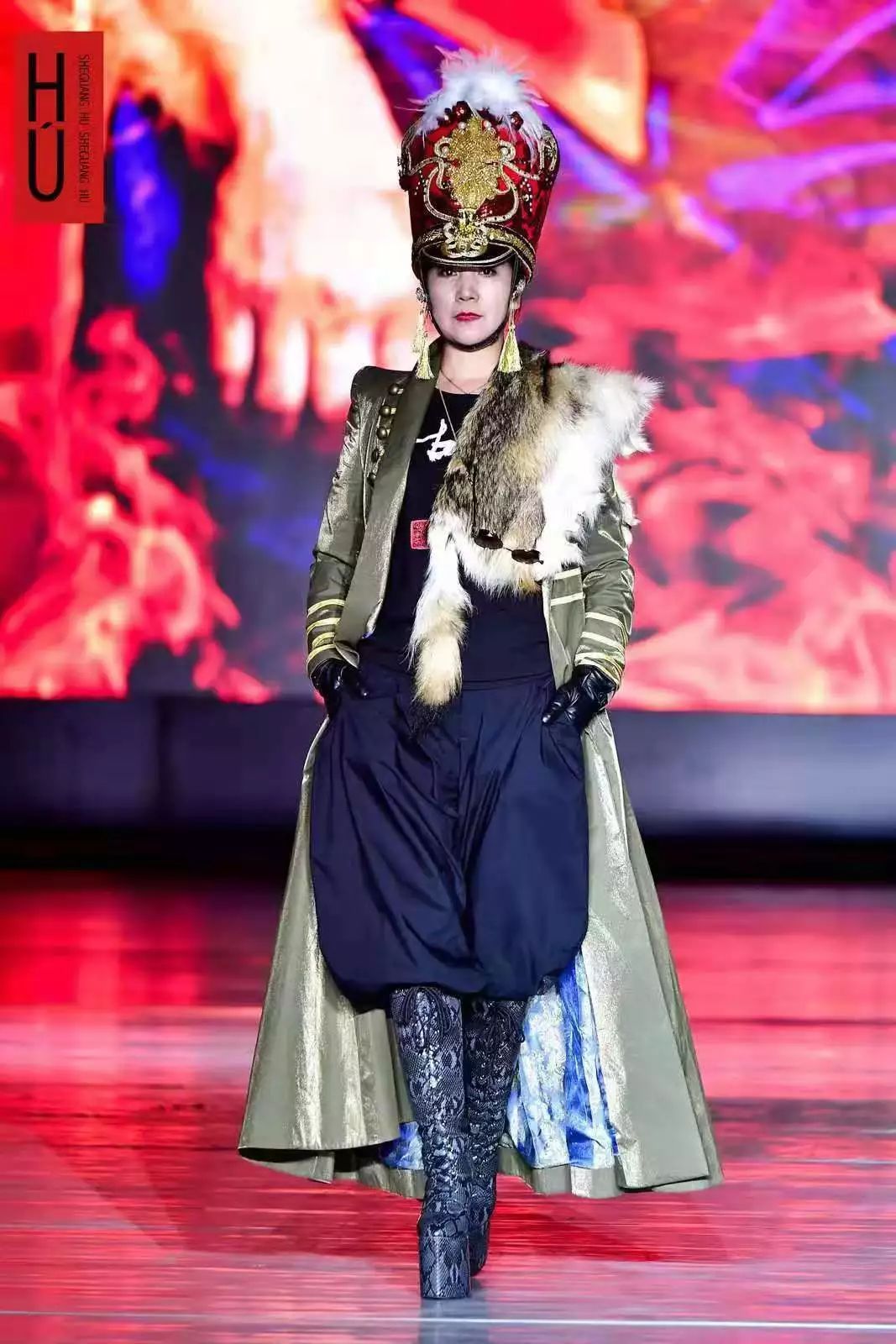 胡社光时尚娘子军丝路大秀草原之上娘子军们令民族之花绽放