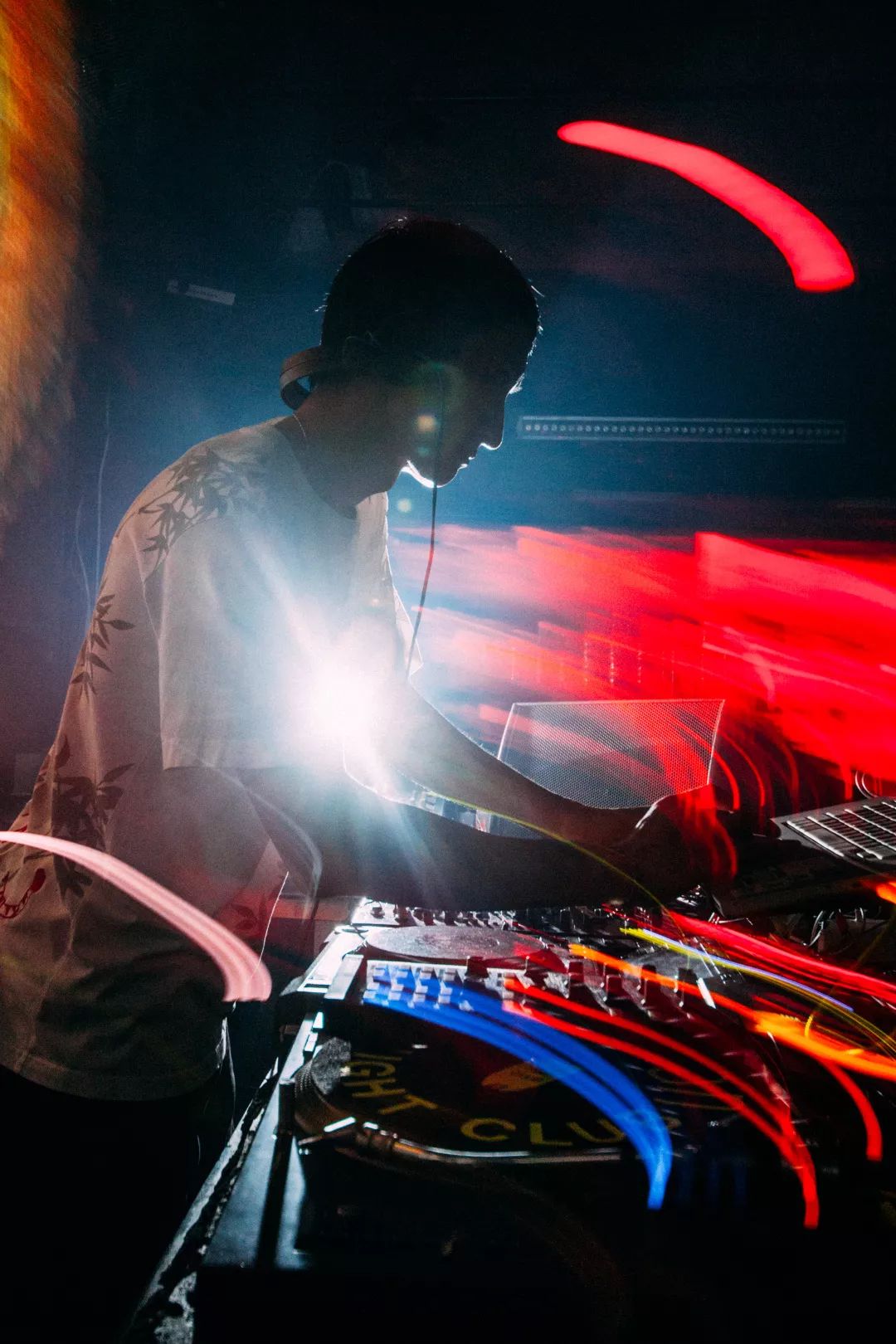 作为中国电子音乐的开拓者,他以全方位的音乐风格贯穿舞池(tech-house