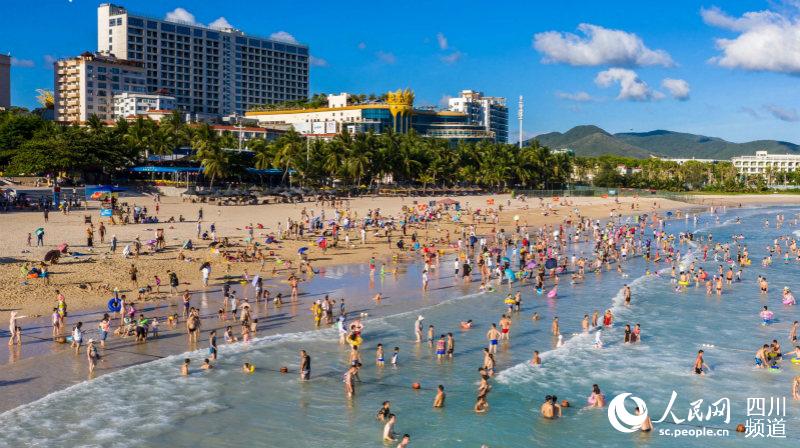 游客在海边戏水.(图片由三亚市旅游行业协会提供)