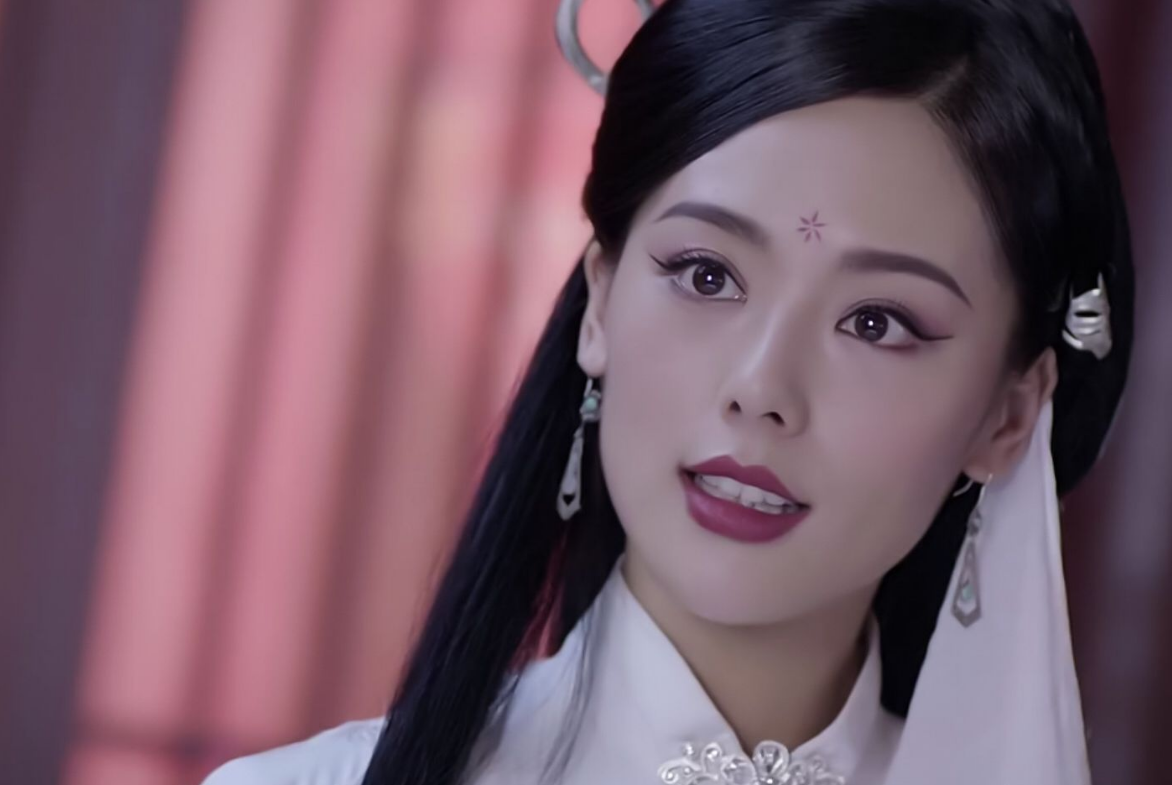 虽然吴佩柔看起来很年轻,但是也是出道10年的老演员了,刚出道就参演了