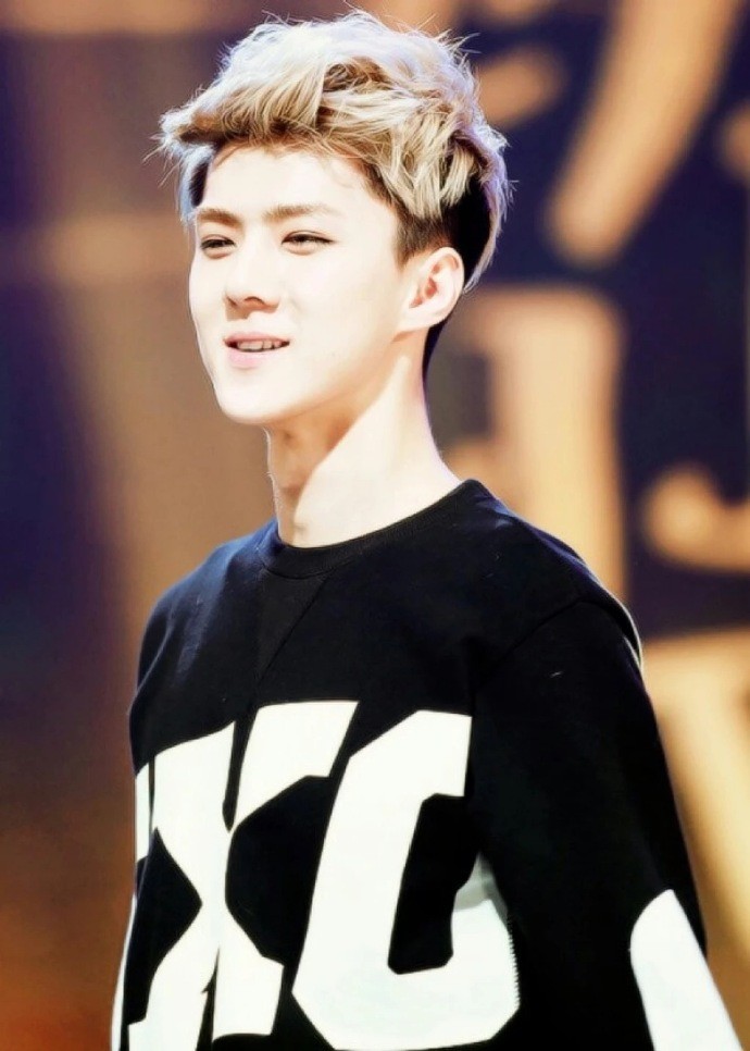 小虎牙月牙眼少年吴世勋