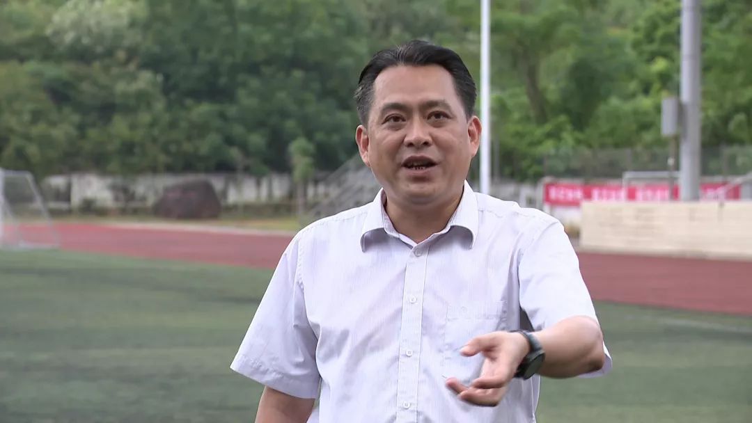 市委书记罗伟雄检查指导校园安全以及秋季开学各项工作