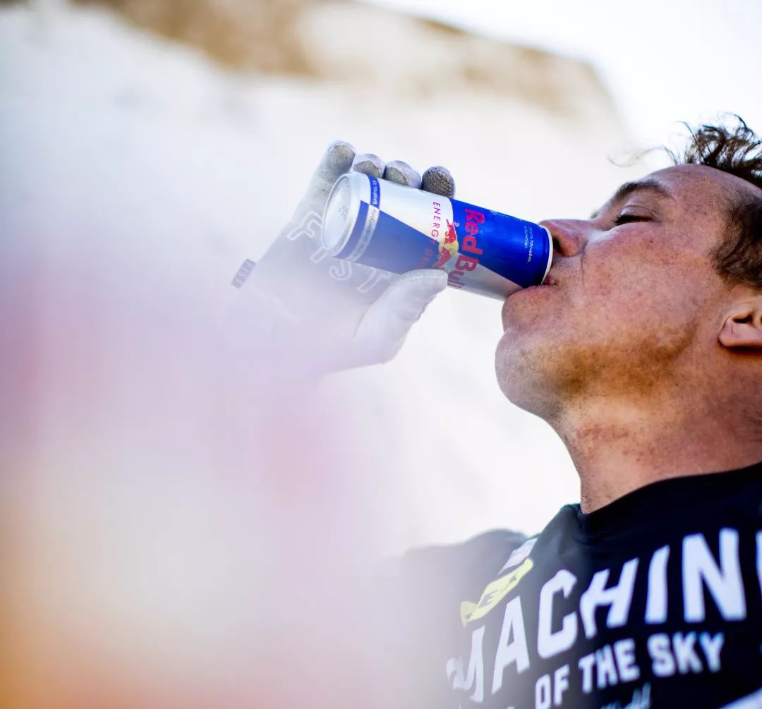 这个男人是怎么成为007身边不可替代的人?_罗比麦迪逊