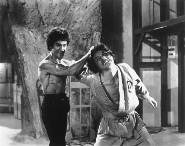 1972年,成龍還在動作片《猛龍過江》中擔任李小龍的替身,並且還有鏡頭