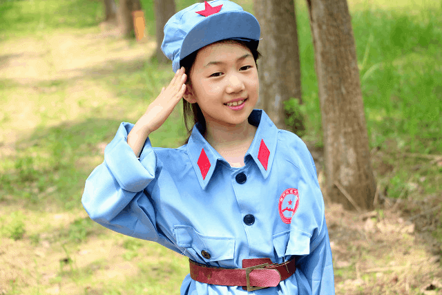 【树林里的小红军】一群奔跑在树林里的少年,弹弓,攀树,速降,投手榴弹