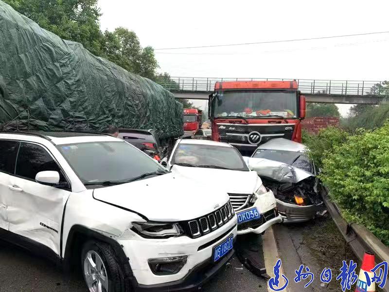 下雨路滑!包茂高速百节出口连环车祸,近十车受损 两人受伤