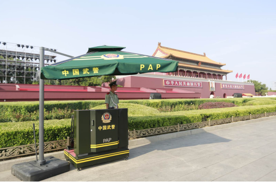 汉能汉伞服务天安门武警站岗执勤树立军民融合新典范