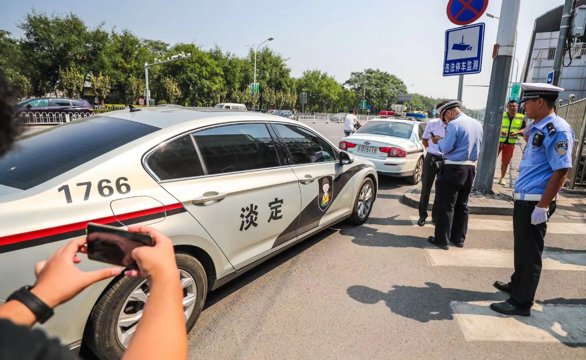 路口这警车有什么地方不对交警定睛一看当场扣留