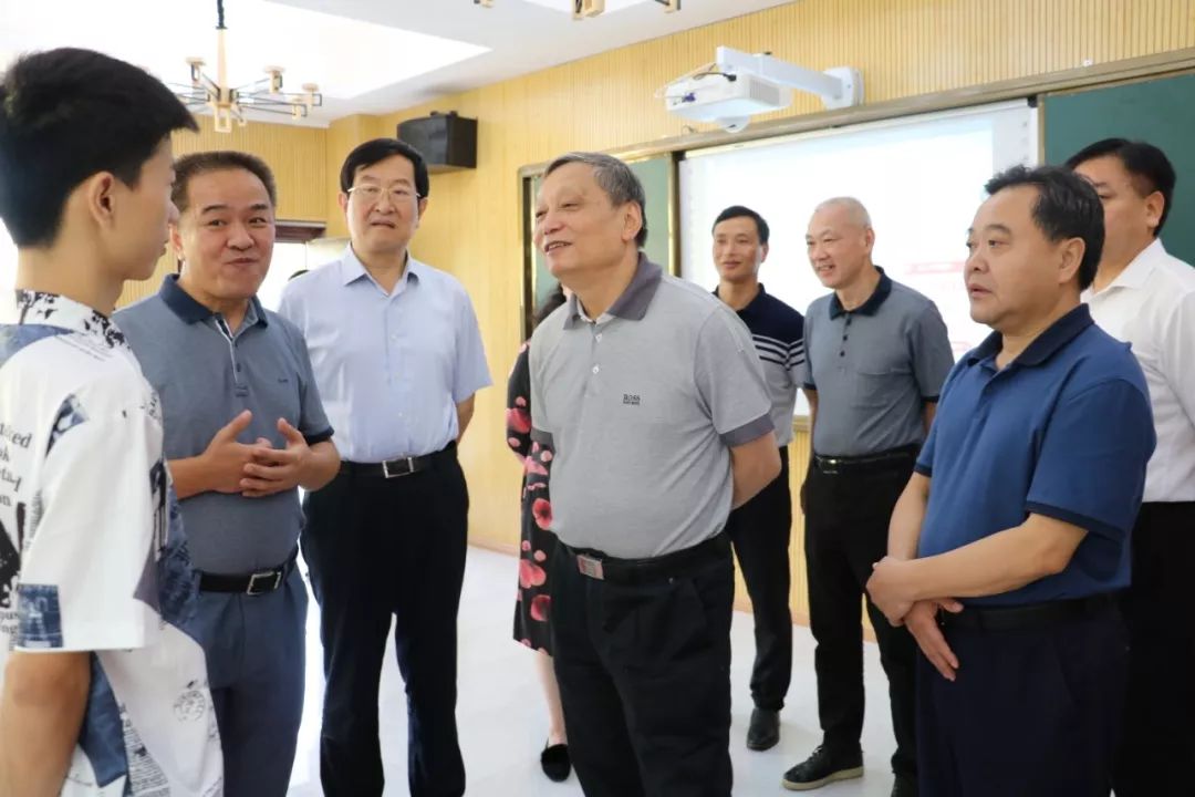 为了这个最大的民生两位省领导今天专程来鄱送关怀