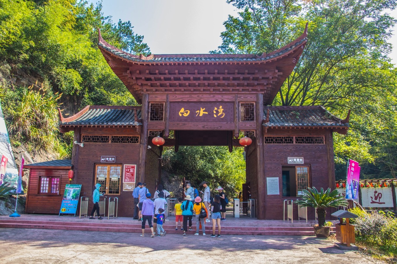 景区最有特色的当属高空玻璃桥了,因为它是空中会动的玻璃索桥,全长约