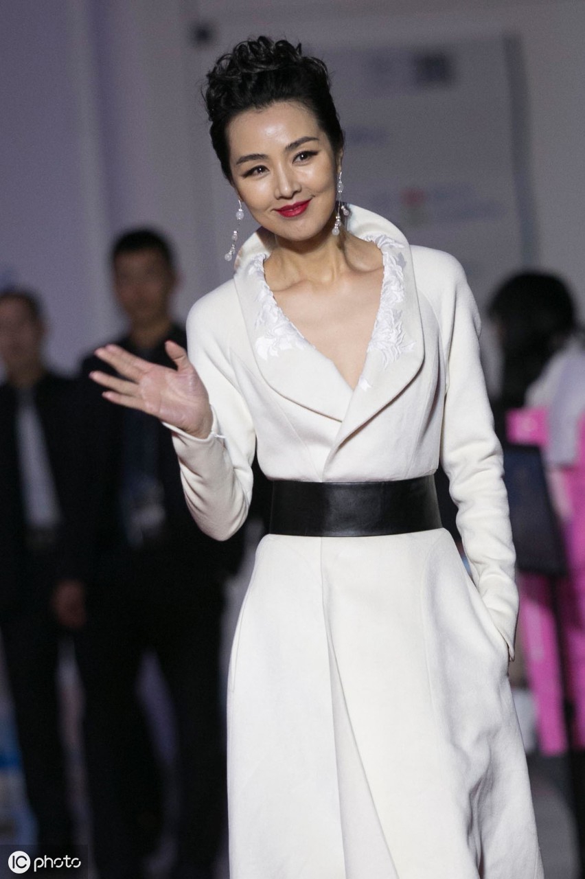 姜宏波精致亮相,"超长耳环"特别抢镜