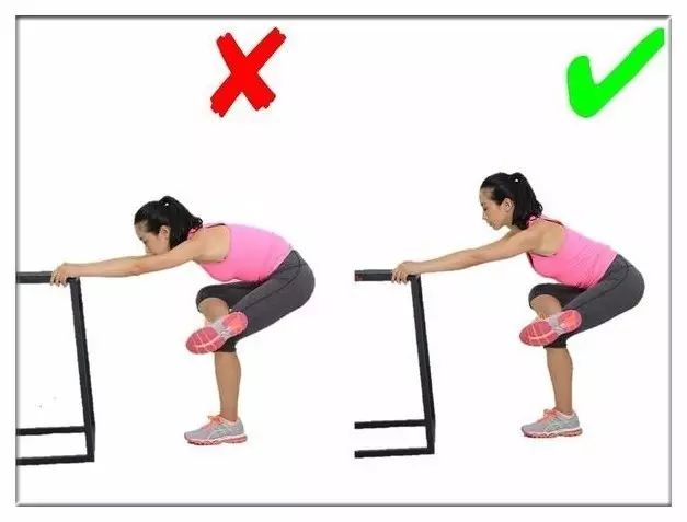 臀中肌拉伸▼要点 将脚距离借助物 20 厘米左右