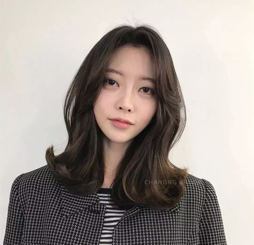 毕竟是显温柔的发型,搭配暖色或冷色首选低调色系.